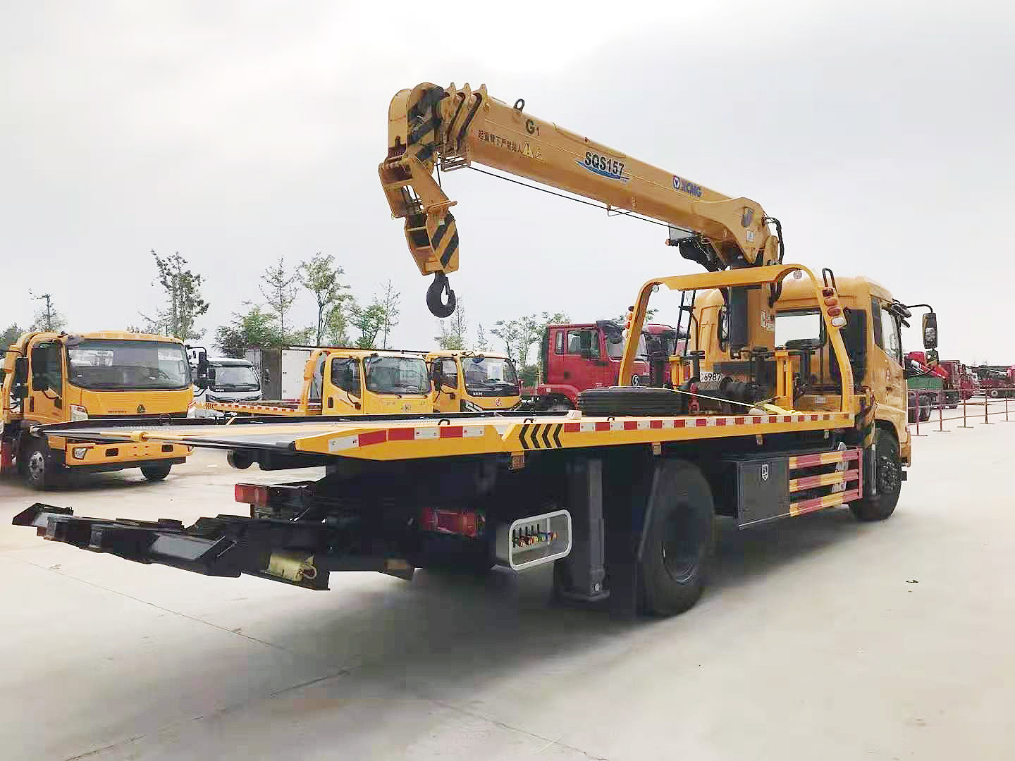 東風(fēng)天錦帶吊機(jī)平板清障車