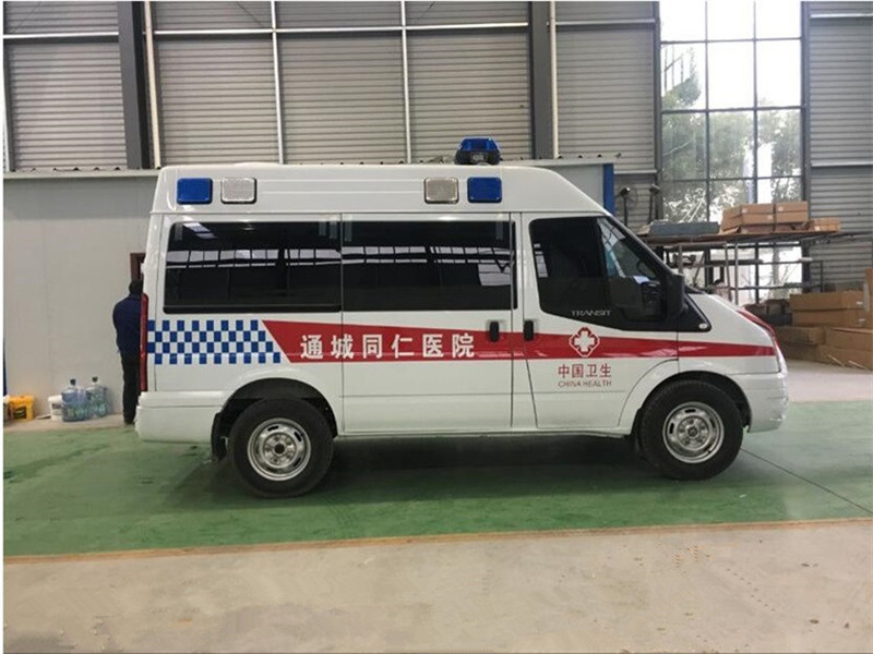 福特V348短軸中頂監(jiān)護型救護車