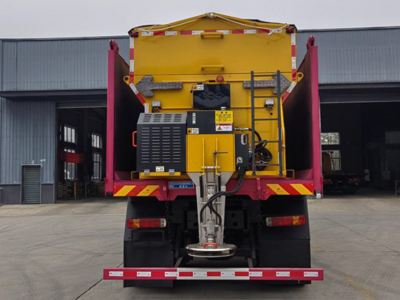 重汽豪沃除雪車