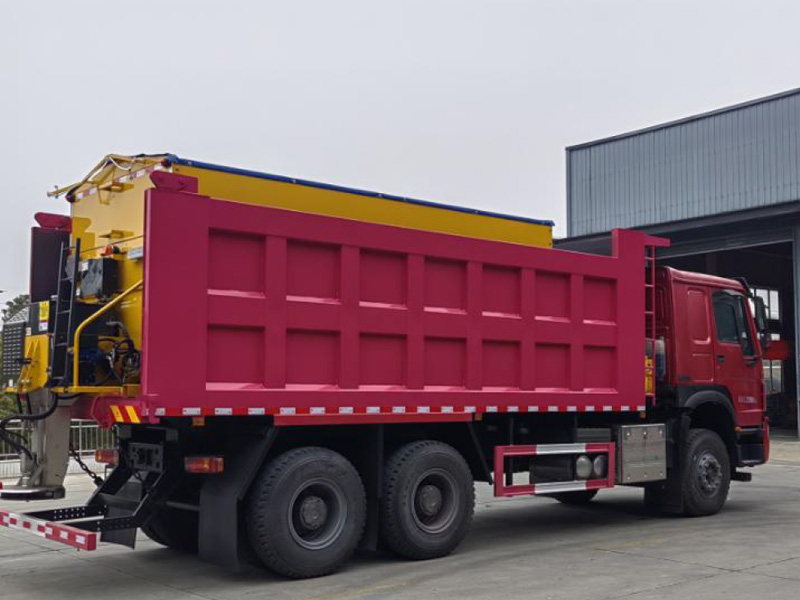 重汽豪沃除雪車